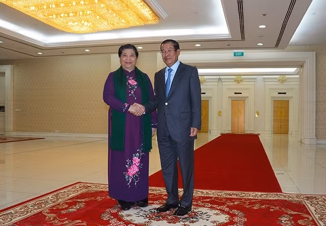 Phó Chủ tịch thường trực Quốc hội Tòng Thị Phóng và Thủ tướng Samdech Hun Sen.