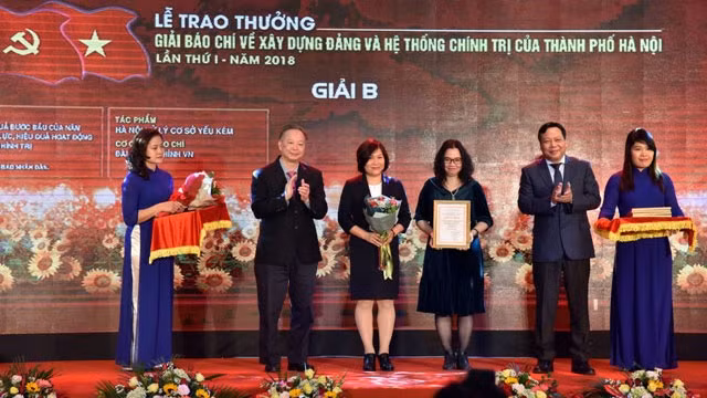 Tổ Phóng viên thường trú Hà Nội (Ban Quản lý Phóng viên thường trú, Báo Nhân Dân) nhận giải B Giải Báo chí về xây dựng Đảng và hệ thống chính trị của TP Hà Nội. Ảnh: DUY LINH