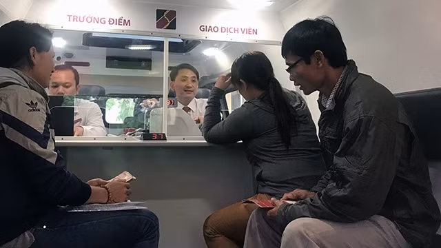Ðiểm giao dịch lưu động bằng ô-tô chuyên dùng của Agribank tại huyện Sơn Hà (Quảng Ngãi) giúp tăng cơ hội tiếp cận dịch vụ ngân hàng cho người dân.
