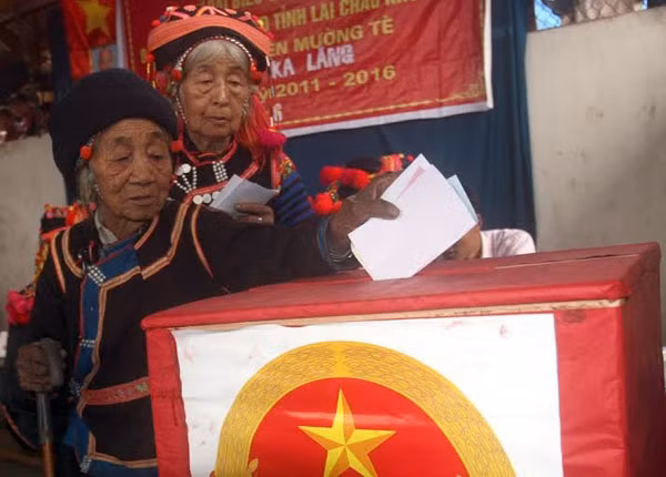Cử tri xã Ka Lăng, huyện Mường Tè bỏ phiếu bầu cử sớm Quốc hội, HĐND các cấp tại kỳ bầu cử 2011 – bầu cử đại biểu quốc hội khóa XIII.
