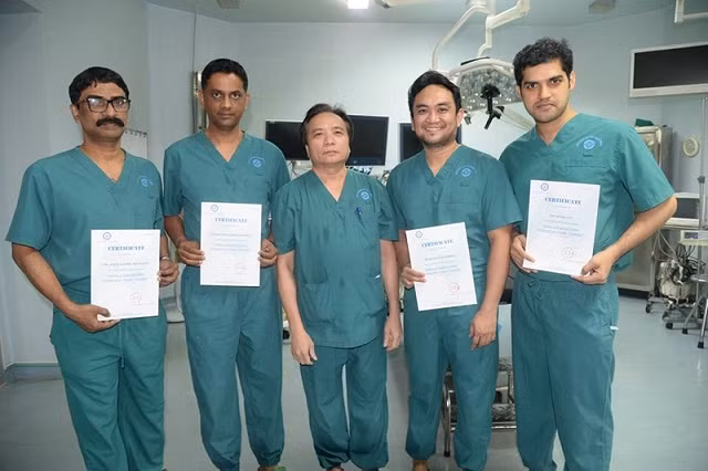 PGS, TS Trần Ngọc Lương (giữa) đã đào tạo và chuyển giao kỹ thuật mổ nội soi tuyến giáp cho nhiều bác sĩ trong và ngoài nước.