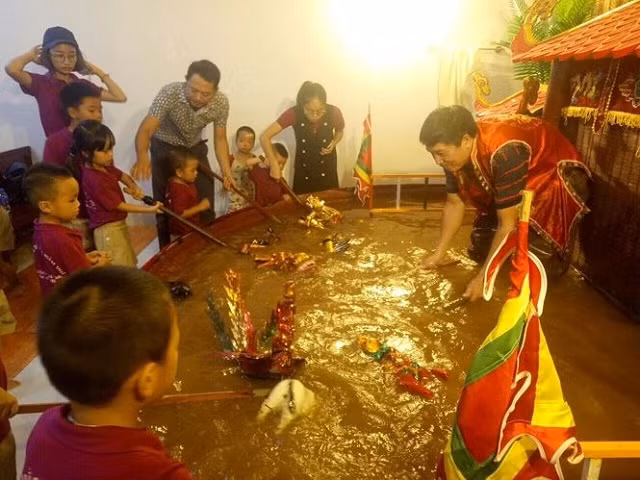 Sân khấu rối nước thu nhỏ thu hút nhiều khán giả. 