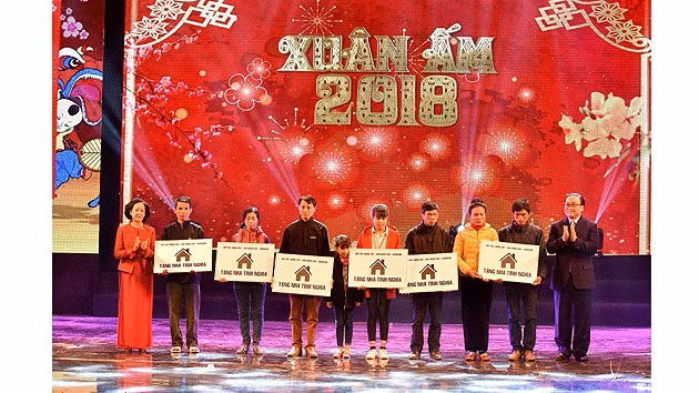 Các đồng chí Ủy viên Bộ Chính trị Trương Thị Mai và Hoàng Trung Hải trao tặng nhà tình nghĩa cho đại diện người dân bị ảnh hưởng bởi thiên tai.