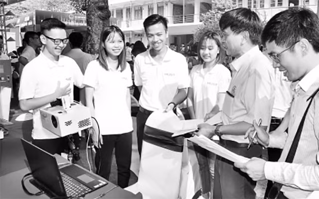 Sinh viên giới thiệu dự án tại Cuộc thi học sinh, sinh viên với ý tưởng khởi nghiệp năm 2019.