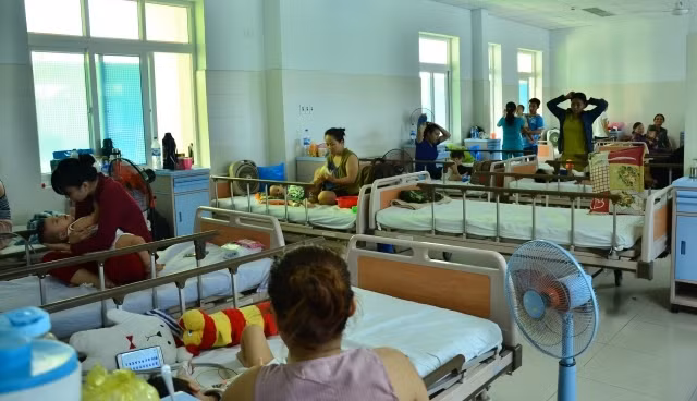 Nhiều ca bệnh nặng ở Khoa Nhi – Bệnh nhiệt đới, Bệnh viện Sản nhi Quảng Ngãi.