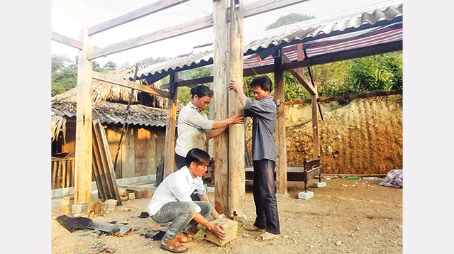 Người dân giúp nhau dựng nhà tại Khu tái định cư thôn Khuổi Lót, xã Thanh Bình, huyện Chợ Mới (Bắc Cạn). Ảnh: ĐỨC HIẾU (TTXVN)