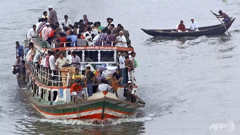 Những chiếc phà ở Bangladesh thường xuyên chở quá tải.