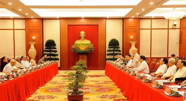 Hội nghị lấy ý kiến các đồng chí nguyên lãnh đạo Đảng và Nhà nước góp ý Dự thảo Báo cáo chính trị và Báo cáo 10 năm thực hiện Cương lĩnh 2011. (Ảnh: ĐĂNG KHOA)