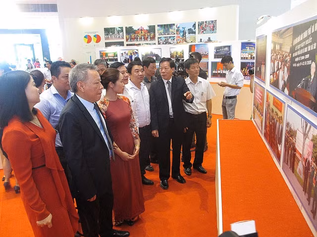 Các đại biểu tham quan triển lãm Hà Nội đổi mới và phát triển.