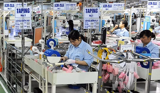Dây chuyền sản xuất của Công ty TNHH dây dẫn Sumi tại Khu công nghiệp Đồng Văn 2 (Hà Nam). Ảnh: HUỆ MINH