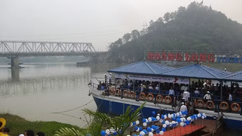 Hành khách xuống du thuyền khám phá tuyến du lịch ngược xuôi sông Mã.