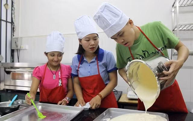 Dạy nghề cho trẻ em tự kỷ ở Trung tâm Sao Mai.