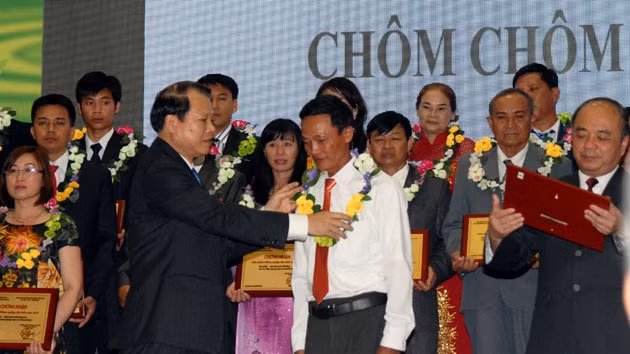 Phó Thủ tướng Vũ Văn Ninh trao giải thưởng cho các chủ nhân được vinh danh.