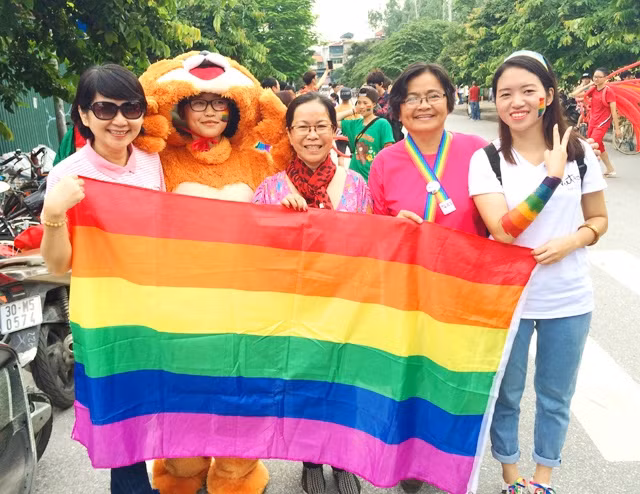 Bà Đinh Thị Yến Ly (đầu tiên, bên trái) cùng các hội viên PFLAG tại ngày hội Việt Pride 2014. (Ảnh: Nhân vật cung cấp)