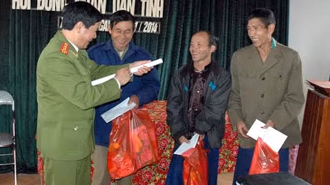 Đại tá Lê Văn Bảy trao quà tặng cho các già làng trưởng bản ở Tà Tổng, những người có tác động tích cực rất lớn đối với cộng đồng về việc cai nghiện và xóa cây thuốc phiện.