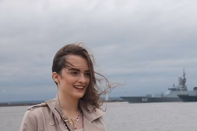 Cô gái Nga tên Giulia bên những tàu chiến của Hạm đội Baltic.