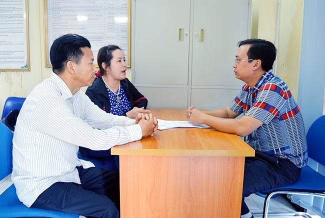 Nhiều bộ, ngành, địa phương chưa thực hiện tốt việc tiếp công dân như quy định của luật. Trong ảnh: Người dân trình bày đơn thư kiến nghị tại Ban Tiếp công dân TP Hạ Long (Quảng Ninh). Ảnh: HOÀNG QUỲN