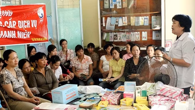 Cán bộ Dân số/KHHGÐ tuyên truyền về cách phòng, tránh thai tại TP Ðà Nẵng.