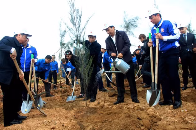 Đồng chí Phạm Minh Chính trồng cây kỷ niệm tại Nhà thi đấu đa năng tỉnh Quảng Ninh.