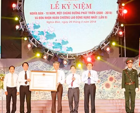 Đồng chí Phan Đình Trạc, Bí thư T.Ư Đảng, Trưởng ban Nội chính T.Ư trao Huân chương Lao động hạng Nhất (lần 2) cho Đảng bộ và nhân dân huyện Nghĩa Đàn. 