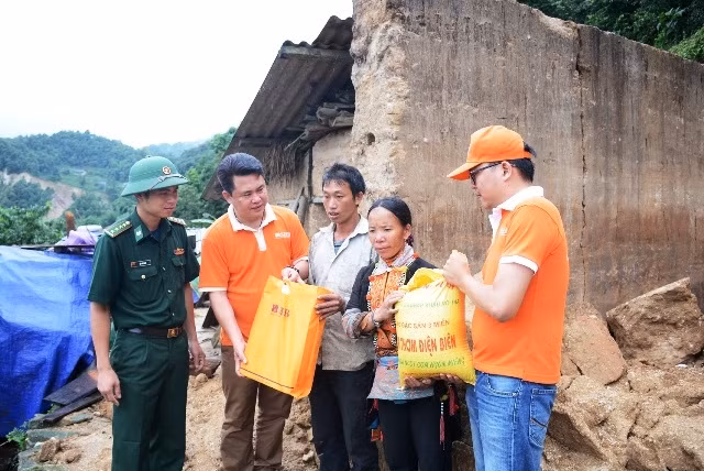 Đại diện SHB thăm hỏi các gia đình bị thiệt hại.