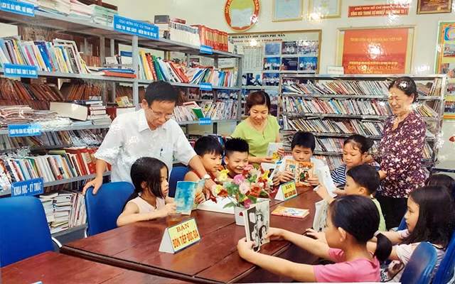 Bạn đọc tại thư viện thôn Phú Mẫn, thị trấn Chờ, huyện Yên Phong, tỉnh Bắc Ninh.