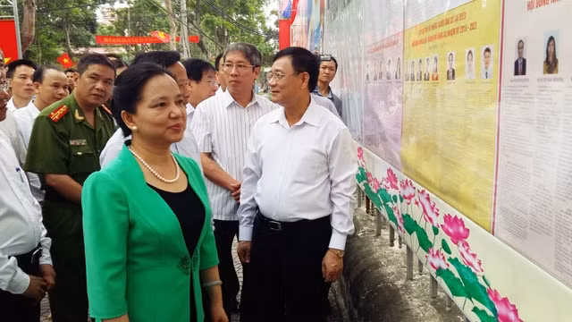 Đoàn kiểm tra công tác bầu cử tại Hải Phòng.