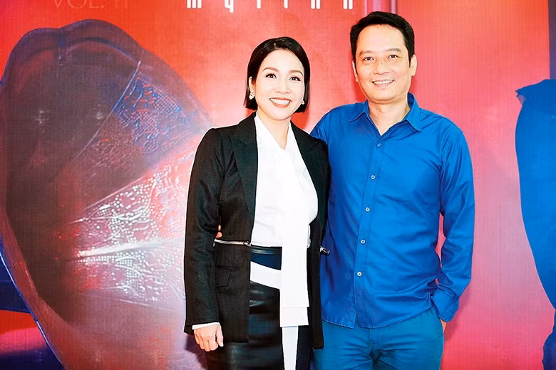 Cặp vợ chồng nghệ sĩ Mỹ Linh - Anh Quân ra mắt Chat với Mozart 2. Ngoài đĩa, họ phát hành song song album trên mạng để tránh nguy cơ bị vi phạm bản quyền.