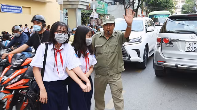 Học sinh thành phố Hồ Chí Minh tiếp tục học lệch giờ để tránh kẹt xe.