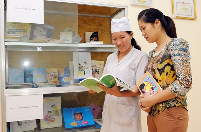 Cán bộ Trạm y tế xã Tân Trào, huyện Sơn Dương (Tuyên Quang) hướng dẫn người dân các biện pháp kế hoạch hóa gia đình. Ảnh: ĐĂNG ANH