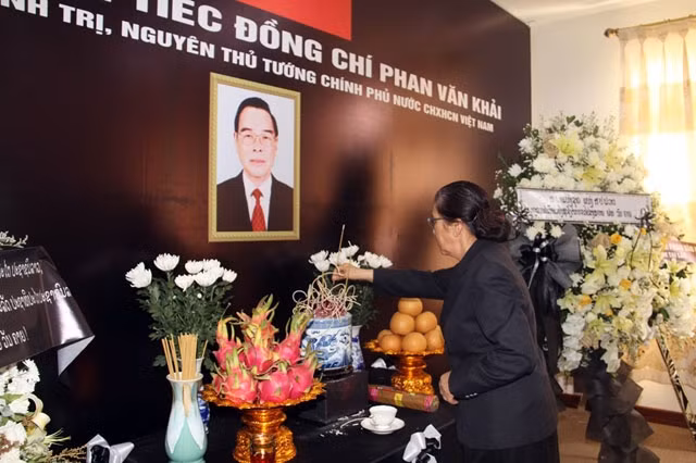 Chủ tịch Quốc hội Pany Yathotou thắp nén hương tiễn biệt nguyên Thủ tướng Phan Văn Khải, chiều 21-3.