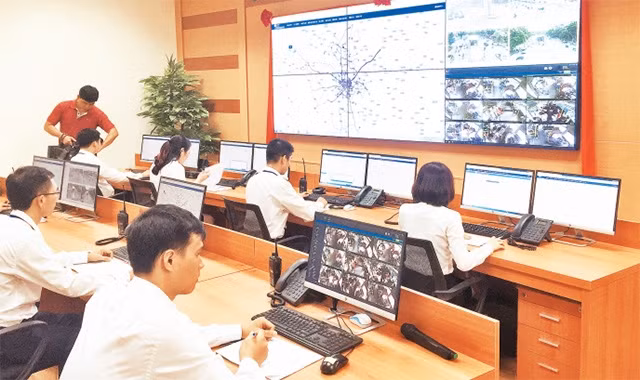 Hạ tầng kỹ thuật công nghệ thông tin của Hà Nội được triển khai đồng bộ, hiện đại, tạo nền tảng để triển khai chính quyền điện tử. Trong ảnh: Hoạt động giám sát và điều hành tại Trung tâm điều hành xe