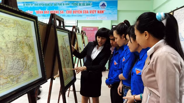 Sinh viên trường đại học tìm hiểu bản đồ quần đảo Hoàng Sa là của Việt Nam.