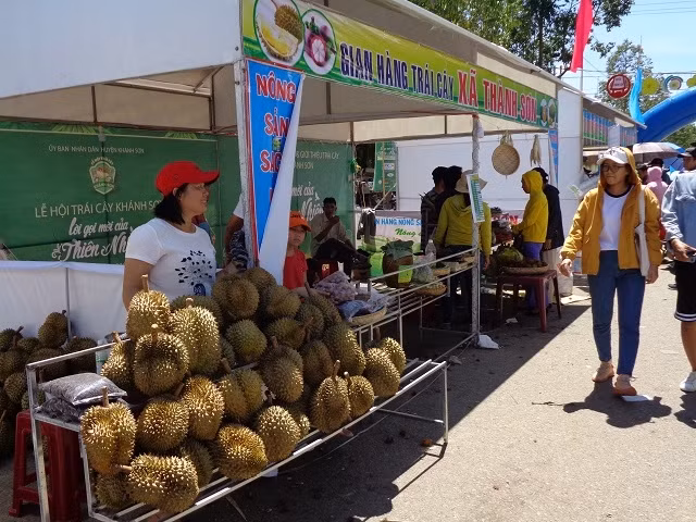 Gian hàng trái cây của xã Thành Sơn, xã xa nhất huyện Khánh Sơn.