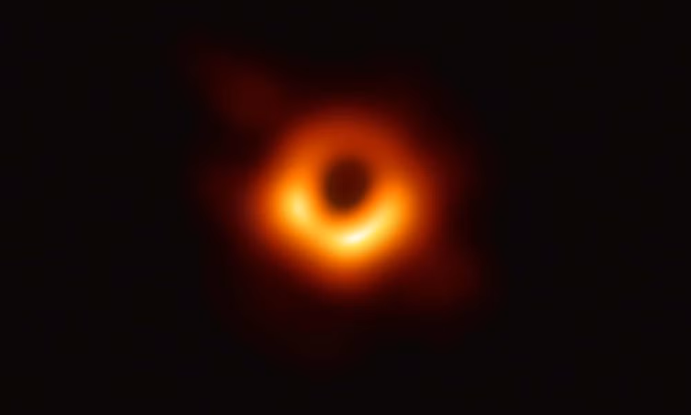 Bức ảnh chụp hố đen vũ trụ bằng chương trình kính thiên văn Event Horizon (Ảnh: EHT Collaboration)