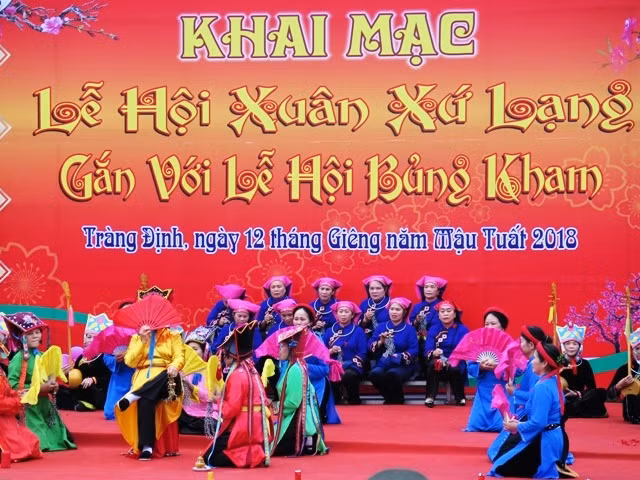 Nghệ nhân và bà con ở các thôn bản của xã Đại Đồng (Tràng Định) tham gia các tiết mục giao lưu văn hóa, văn nghệ chào mừng lễ hội Bủng Kham.