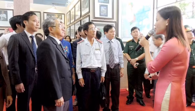 Các đại biểu tham quan triển lãm.