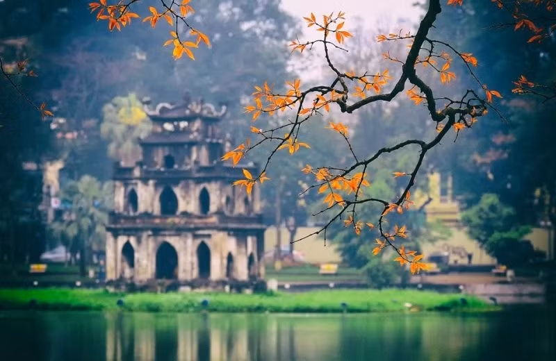 Một Hà Nội cổ kính, thơ mộng trong mùa thay lá. (Nguồn: Tổng cục Du lịch)