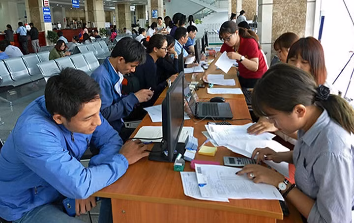Người dân làm thủ tục nộp thuế ở Cục Thuế TP Hồ Chí Minh. Ảnh: ĐÀO NGỌC THẠCH