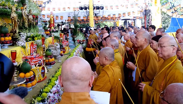 Chư tôn đức thành viên Hội đồng Chứng minh, Hội đồng Trị sự Giáo hội Phật giáo Việt Nam dâng hương tưởng niệm nạn nhân tử vong do tai nạn giao thông.