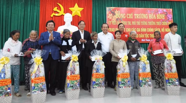 Phó Thủ tướng Thường trực Chính phủ Trương Hòa Bình cùng lãnh đạo tỉnh Ninh Thuận tặng quà cho các gia đình chính sách, hộ nghèo tỉnh Ninh Thuận.