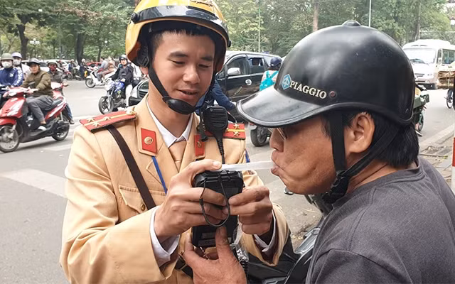  CSGT Hà Nội kiểm tra nồng độ cồn đối với điều khiển xe máy.