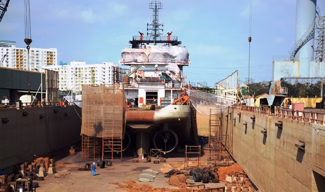 Sửa chữa tàu biển tại Công ty Công nghiệp tàu thủy Sài Gòn.