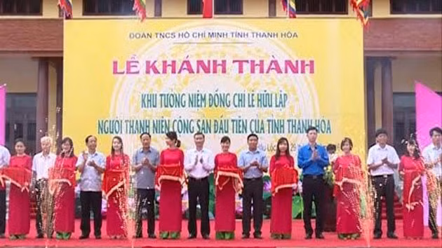 Các đại biểu cắt băng khánh thành Khu tưởng niệm người thanh niên cộng sản đầu tiên của tỉnh Thanh Hóa.