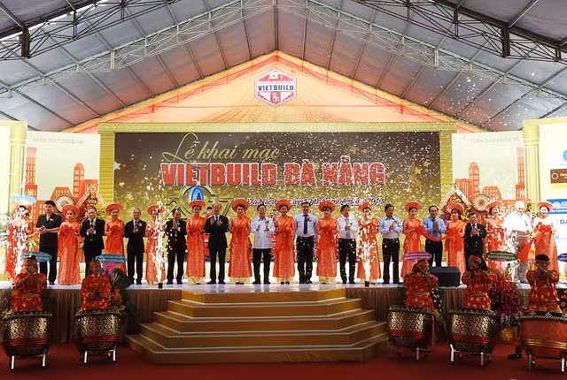 Cắt băng khai mạc Triển lãm VietBuild.
