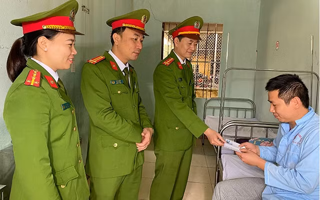 Lãnh đạo Công an huyện Thọ Xuân đến thăm, động viên đồng chí Nguyễn Đăng Nam bị thương khi làm nhiệm vụ.