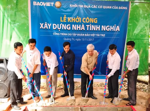 Khởi công xây nhà tình nghĩa cho bà Trần Thị Hiện, con liệt sĩ, ở thôn Nhất Hòa, xã Gio Hòa, huyện Gio Linh (Quảng Trị).