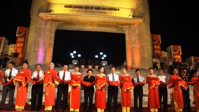 Các đồng chí lãnh đạo Đảng, Nhà nước, các bộ, ban, ngành Trung ương và tỉnh Quảng Trị cắt băng khánh thành công trình nâng cấp xây dựng Nghĩa trang Liệt sĩ Quốc gia Đường 9.