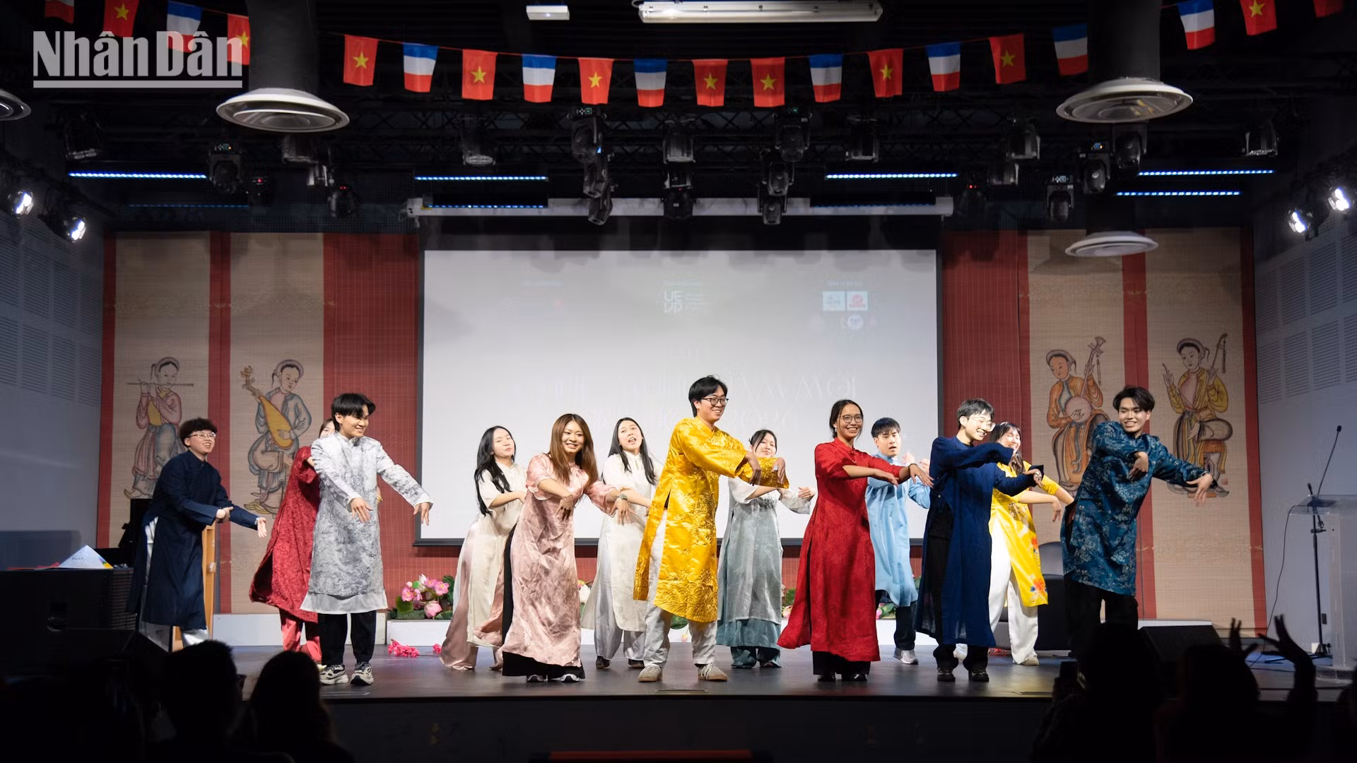 Chợ Xuân Bính Ngọ 2026 và đêm gala "Một vòng Việt Nam" được Hội Thanh niên sinh viên Việt Nam tại Paris (UEVP) tổ chức sôi động và trang trọng tại Trung tâm Văn hóa Việt Nam tại Pháp.