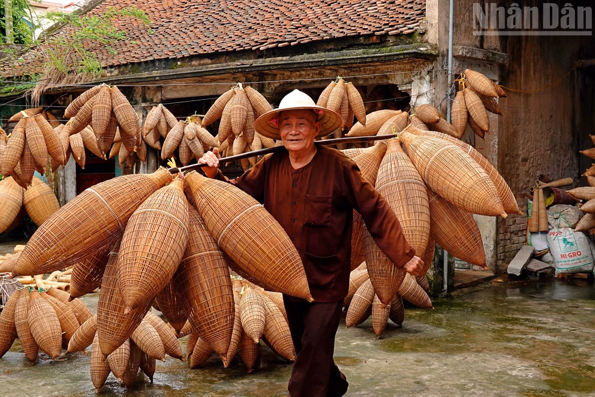 Nghệ nhân Lương Sơn Bạc gánh trên vai những chiếc đó bằng tre. Ảnh: LINH VŨ